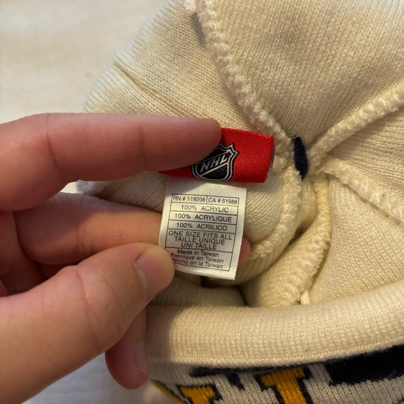 Reebok Face Off Nashville Predators Pom Beanie - Picture 4 of 4